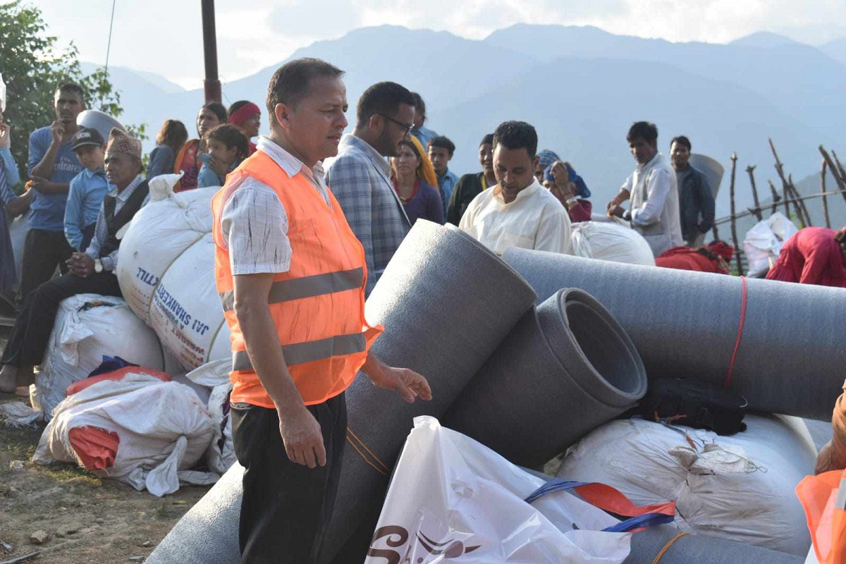 भूकम्प प्रभावितलाई राहत वितरण
